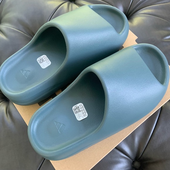 ⛔️ S O L D ⛔️ — Yeezy Slide SLATE MARINE - MENS size 6 - Picture 1 of 7